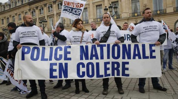 ©PHOTOPQR/LE PARISIEN / ARNAUD JOURNOIS / PARIS / LE 14/10/15 MANIFESTATION DES POLICIERS DEVANT LE MINISTERE DE LA JUSTICE PLACE VENDOME. (MaxPPP TagID: maxnewsworldthree855348.jpg) [Photo via MaxPPP]
